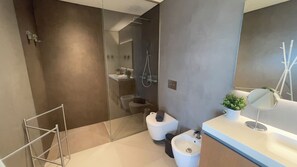 Douche, sèche-cheveux, bidet, serviettes fournies