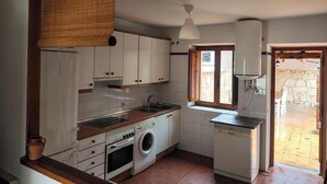Private kitchen - Cottage with garden, fireplace and barbecue. Located in an area with unique charm. (El Arenal)