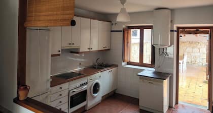 Casa rural con jardín, chimenea y barbacoa. Ubicada en zona con encanto único.