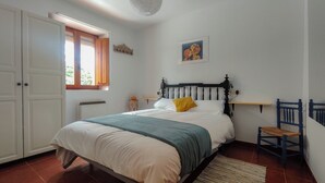 Room - Cottage with garden, fireplace and barbecue. Located in an area with unique charm. (El Arenal)