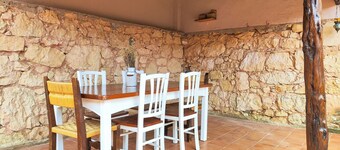 Cottage with garden, fireplace and barbecue. Located in an area with unique charm.