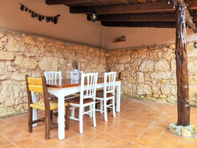 Cottage with garden, fireplace and barbecue. Located in an area with unique charm.