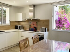 Espressomaschine, Wasserkocher, Gefrierschrank, Esstisch