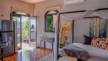 Villa, vista a la alberca | Caja de seguridad en la habitación, cortinas blackout y wifi gratis