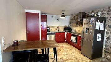 Réfrigérateur, micro-ondes, four, plaque de cuisson