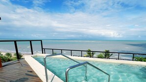 Una piscina con acqua cristallina e vista sull'oceano.