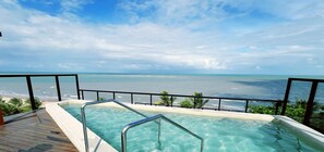 Bañera de hidromasaje al aire libre