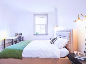 3 quartos, escrivaninha, ferros/tábuas de passar roupa