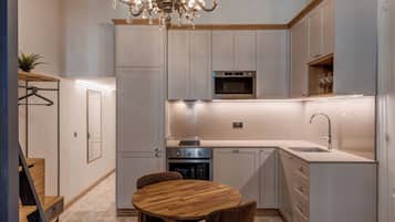 Apartamento de lujo, patio, vistas a la ciudad | Cocina privada | Frigorífico, microondas, horno y placa de cocina