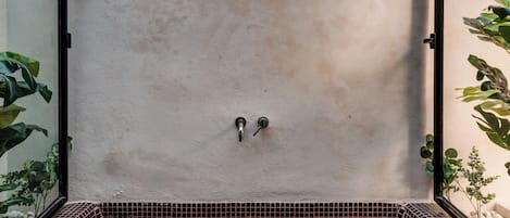 Departamento de lujo, patio, vista a la ciudad | Baño | Tina y regadera independientes, amenidades de baño gratuitas, toallas