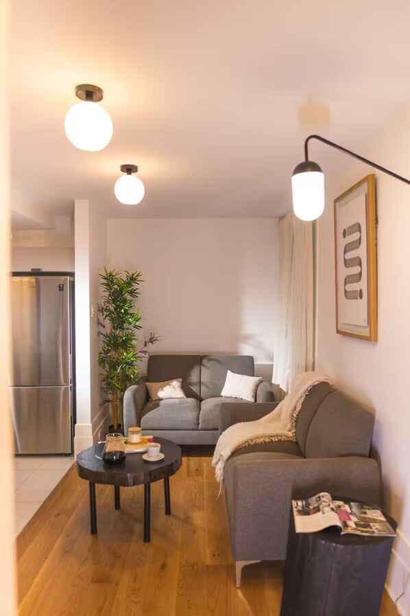 Smart TV - The Oslo – A Modern 4-Bedroom Apartment in Downtown Montreal with Parking (Montréal)