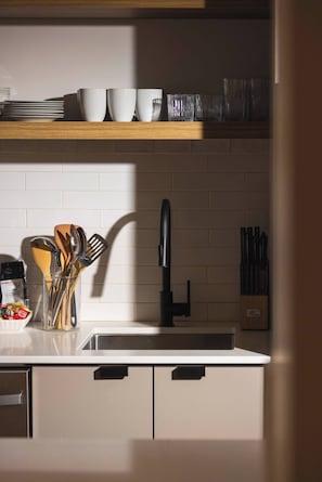 Mikrowelle, Ofen, Herdplatte, Geschirrspüler