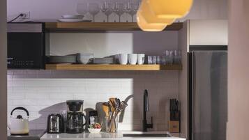 Een magnetron, een oven, een kookplaat, een vaatwasser