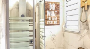 Handtücher, Seife, Toilettenpapier