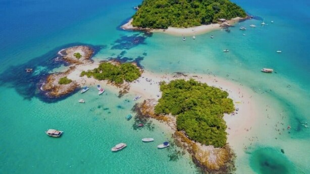 An aerial view of a tropical island with clear turquoise waters, surrounded by lush greenery and sandy beaches. - MARINAS DUPLEX HOUSE (Marinas Angra dos Reis)