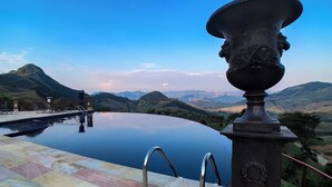 A infinity pool with a view of mountains. - Aldeia Manacás Pousada Conceito (São Bento do Sapucaí)