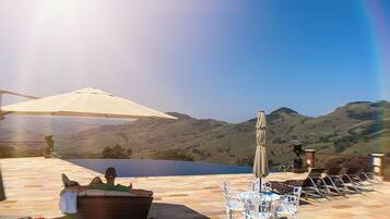 室内游泳池,室外游泳池,池畔遮阳伞,日光浴躺椅