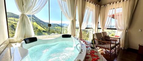 Xalet de luxe, vistes a la muntanya | 1 dormitori, caixa forta a l'habitació i cortines opaques