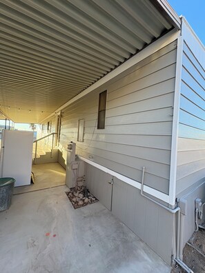 Exterior detail - Charming 2-bedroom mobile home with WiFi and AC in Havasu Lake (Havasu Lake)