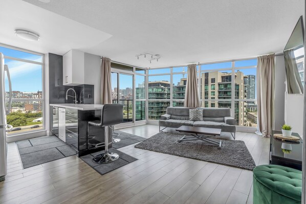 Comfort Condo, Balcony, City View | Living area - Toronto Waterfront Stay (Toronto)