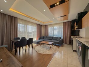 Dúplex Elite, 3 habitaciones, Terraza | Área de sala de estar | Televisión de 53 pulgadas con canales vía satélite