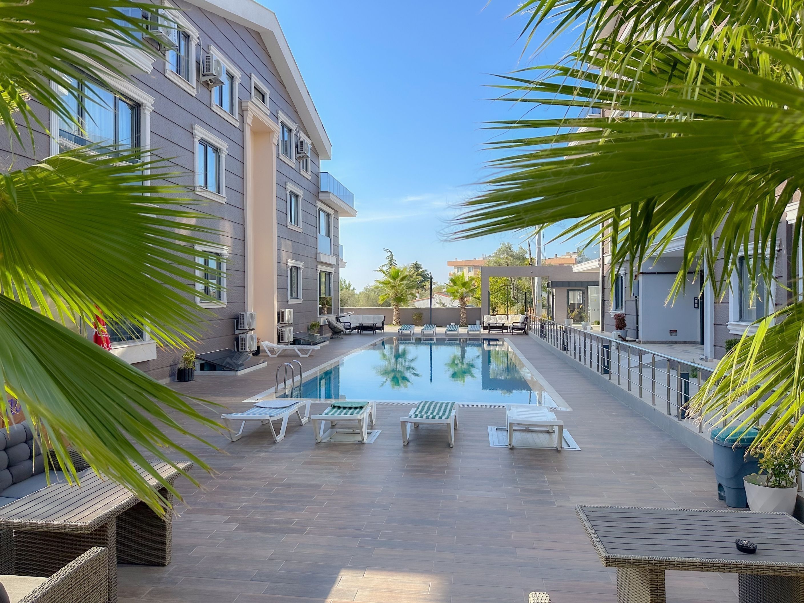 Utendørsbasseng, bassengparasoller og solsenger