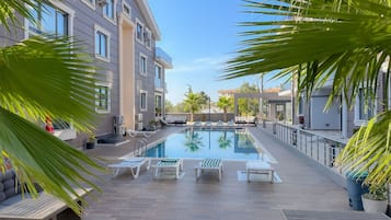 Een seizoensgebonden buitenzwembad