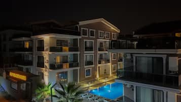 Voorkant accommodatie - avond/nacht