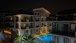 Fachada da propriedade à noite