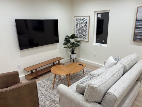 Brand new modern studio in pleasant and quiet Calabasas.