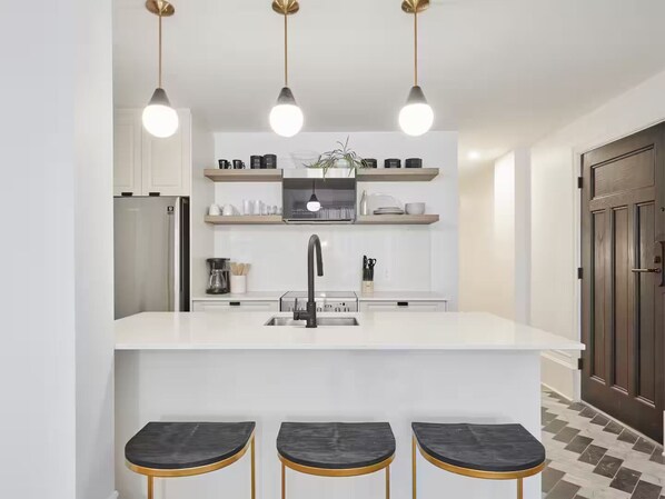 Een microgolfoven, een oven, een kookplaat, een vaatwasser