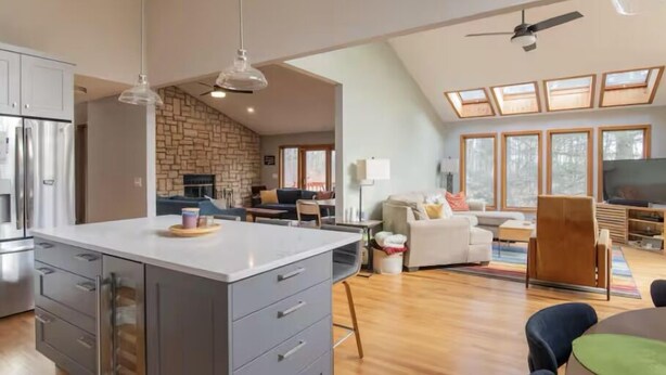 A spacious living area with a kitchen, a dining table, and a fireplace. - Spacious 4-bedroom house in fabulous Parksville perfect for Spring escape (Parksville)