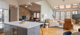 Spacious 4-bedroom house in fabulous Parksville perfect for Spring escape