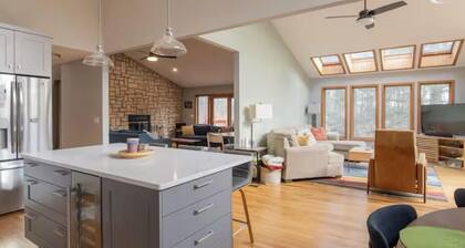 Spacious 4-bedroom house in fabulous Parksville perfect for Spring escape