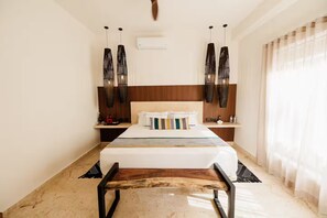 8 slaapkamers, een bureau, een strijkplank/strijkijzer, reisbedje