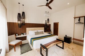 8 間睡房、書桌、熨斗/熨衫板、可攜式嬰兒床