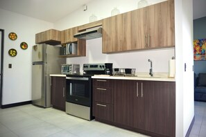 Mikrobølgeovn, kokeplater, kaffetrakter/tekoker og kjøkkenutstyr