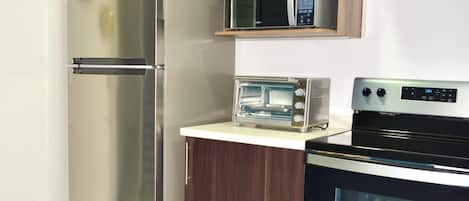 Microones, placa de cuina i cafetera i tetera
