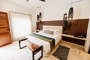 1 soveværelse, pengeskab på værelset, skrivebord, strygejern/strygebræt