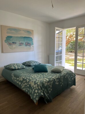 4 bedrooms, desk, iron/ironing board, WiFi