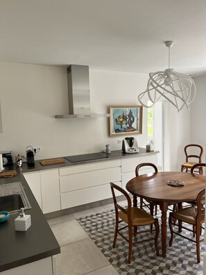 Kylskåp, mikrovågsugn, ugn och spishäll