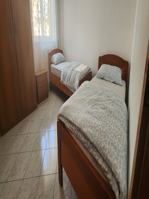 2 quartos, acesso à internet, roupa de cama