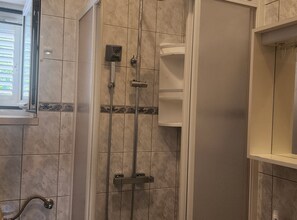 Een douche, een haardroger, handdoeken