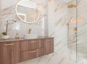Douche, séchoir à cheveux, serviettes fournies