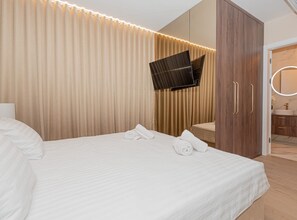 4 bedrooms, iron/ironing board, WiFi, bed sheets