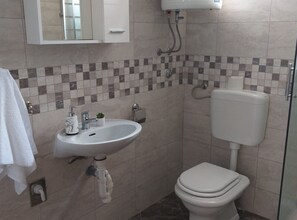 Douche, sèche-cheveux, serviettes fournies
