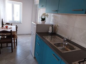 Réfrigérateur, micro-ondes, plaque de cuisson, cafetière/bouilloire