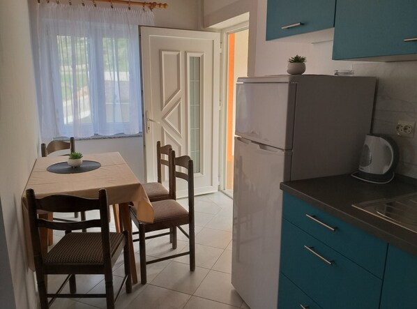 Réfrigérateur, micro-ondes, plaque de cuisson, cafetière/bouilloire