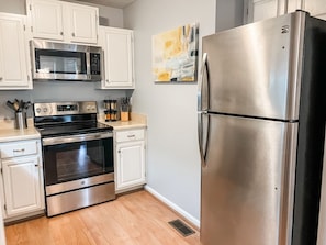 Fridge, microwave, oven, stovetop - Charming 2-Bedroom Townhome in Downtown Cary (Cary)