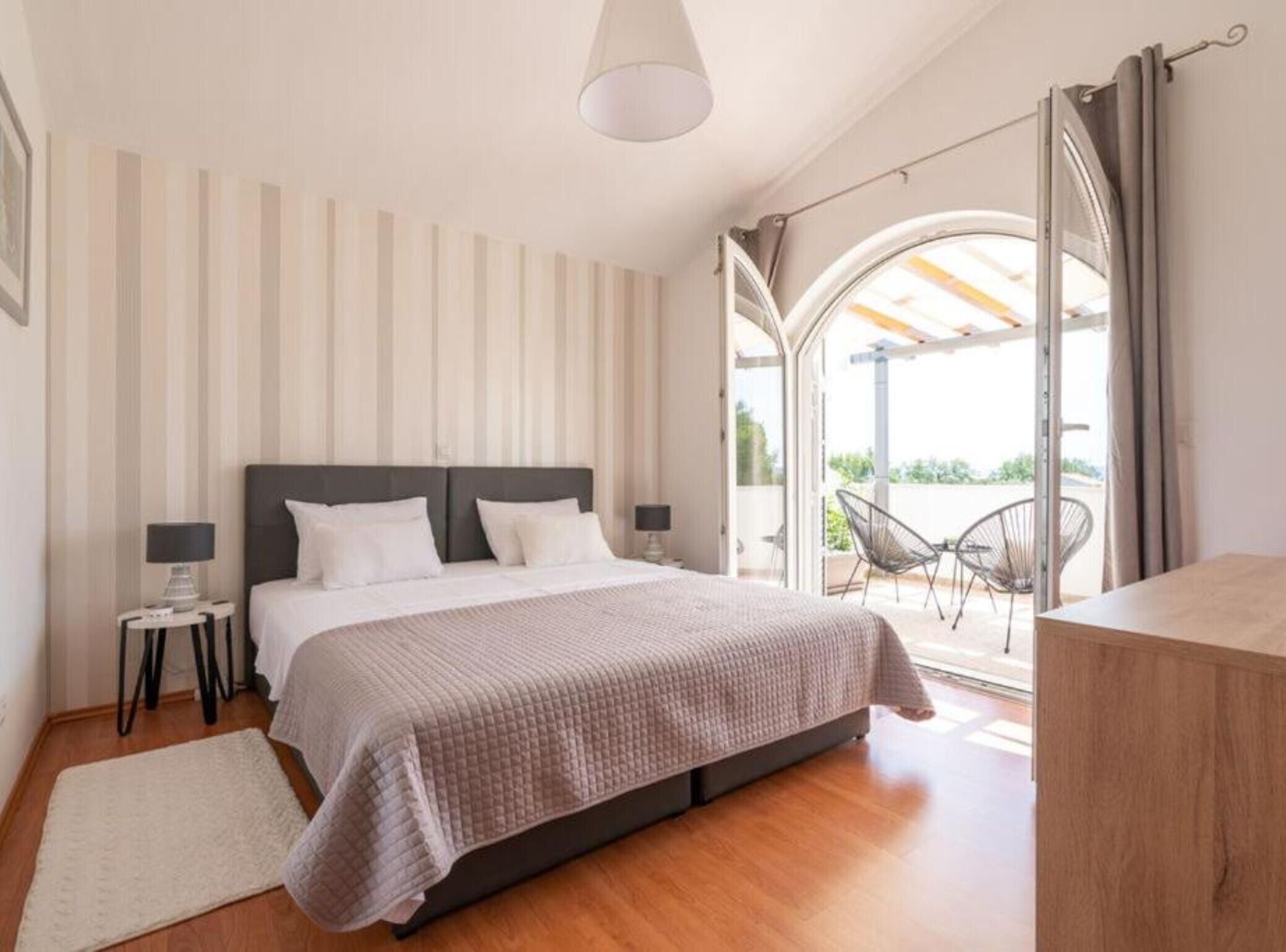 4 habitaciones, tabla de planchar con plancha y acceso a internet 